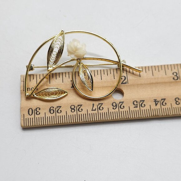 Vintage Gold Tone Brooch White Carved Celluloid Rose Filigree Leaf Design - Picture 4 of 4